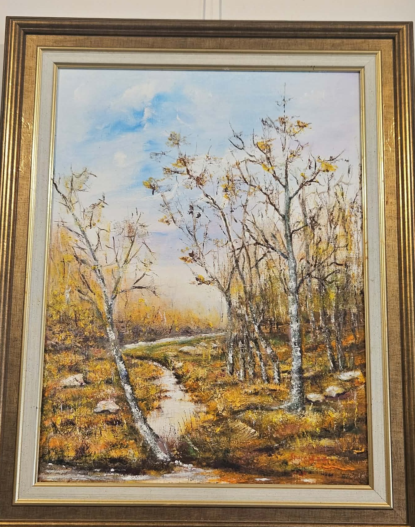 Tableau : sous-bois de bouleaux aux couleurs d'automne, ruisseau, cadre doré