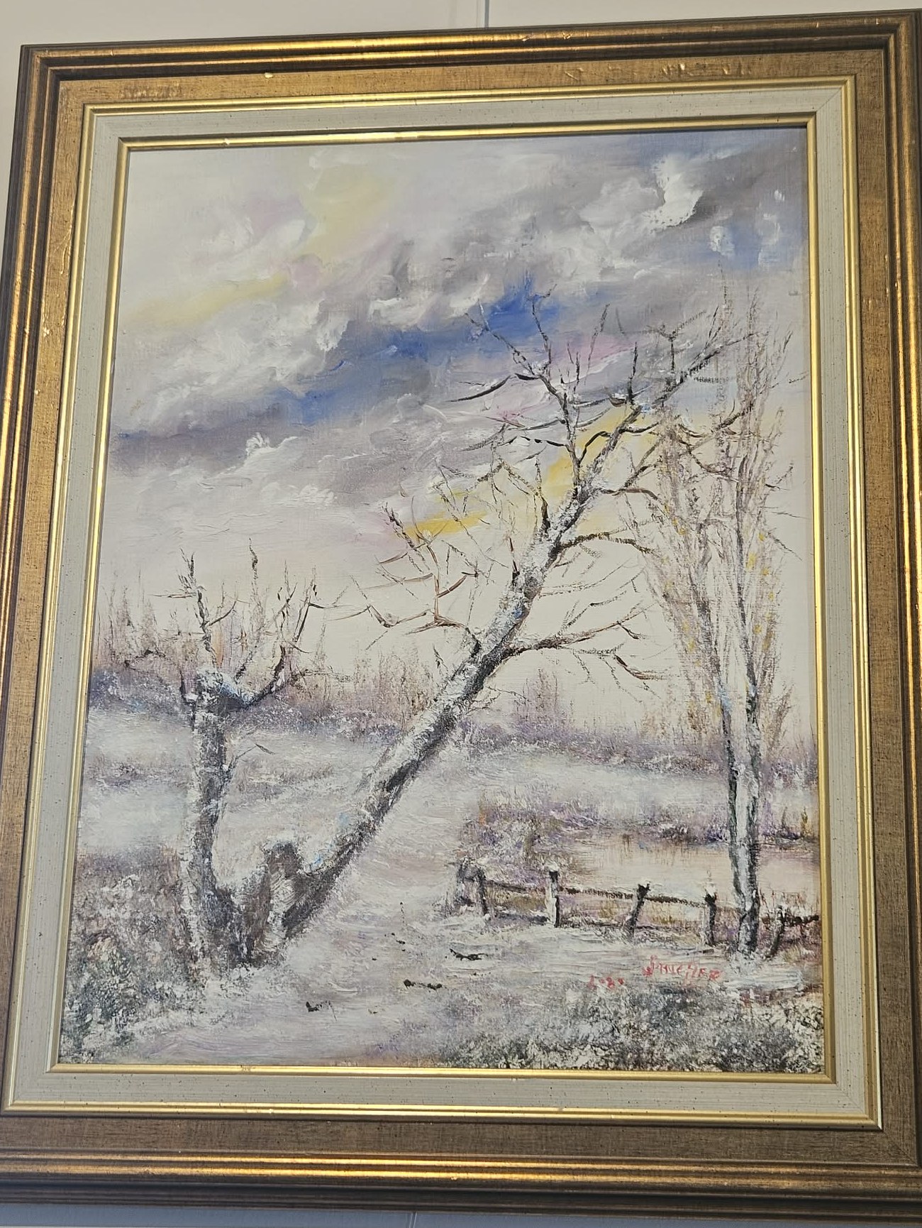 Tableau : paysage d'hiver enneigé, arbres nus et vieille barrière, cadre doré
