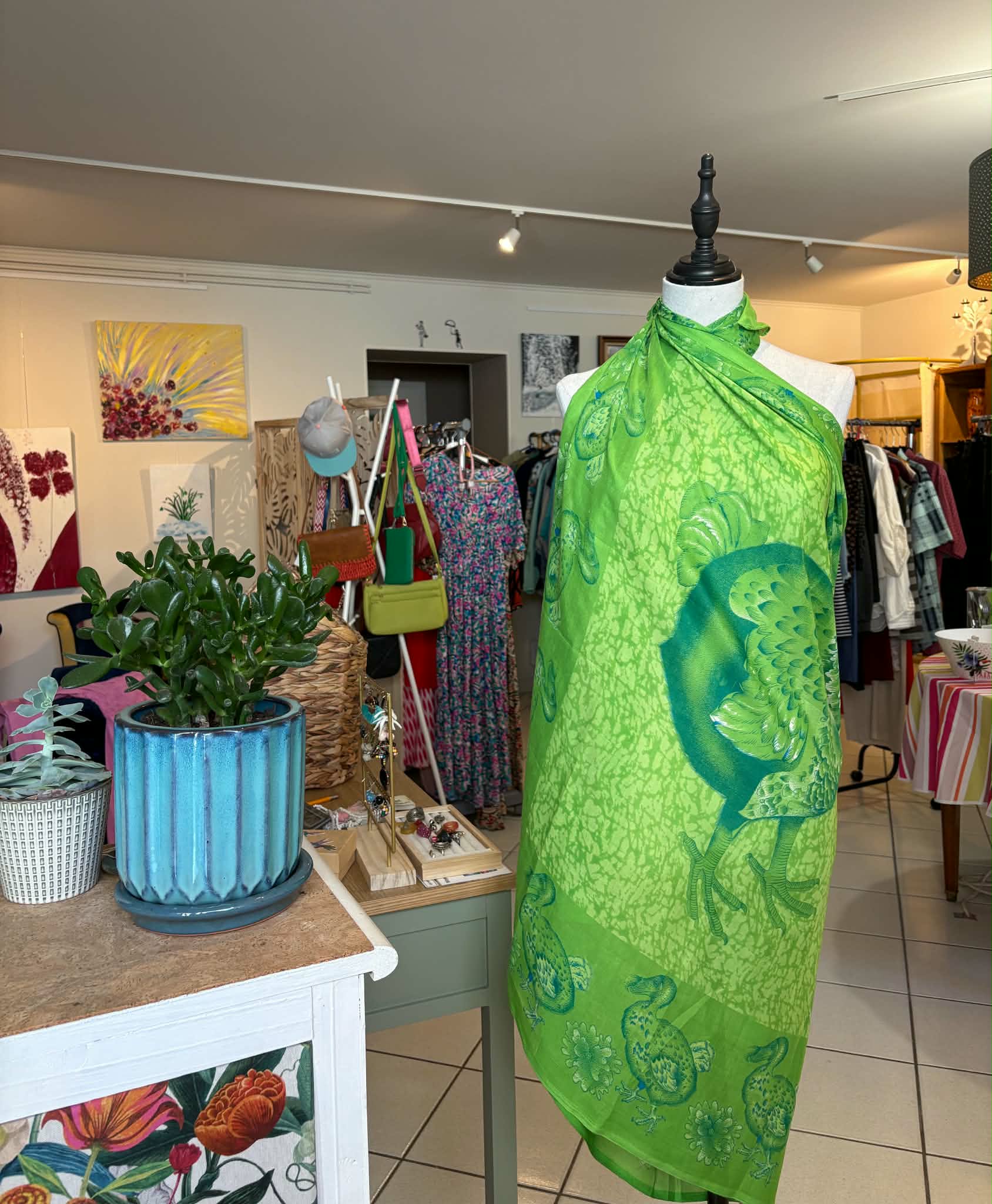 Paréo vert imprimé présenté sur mannequin
