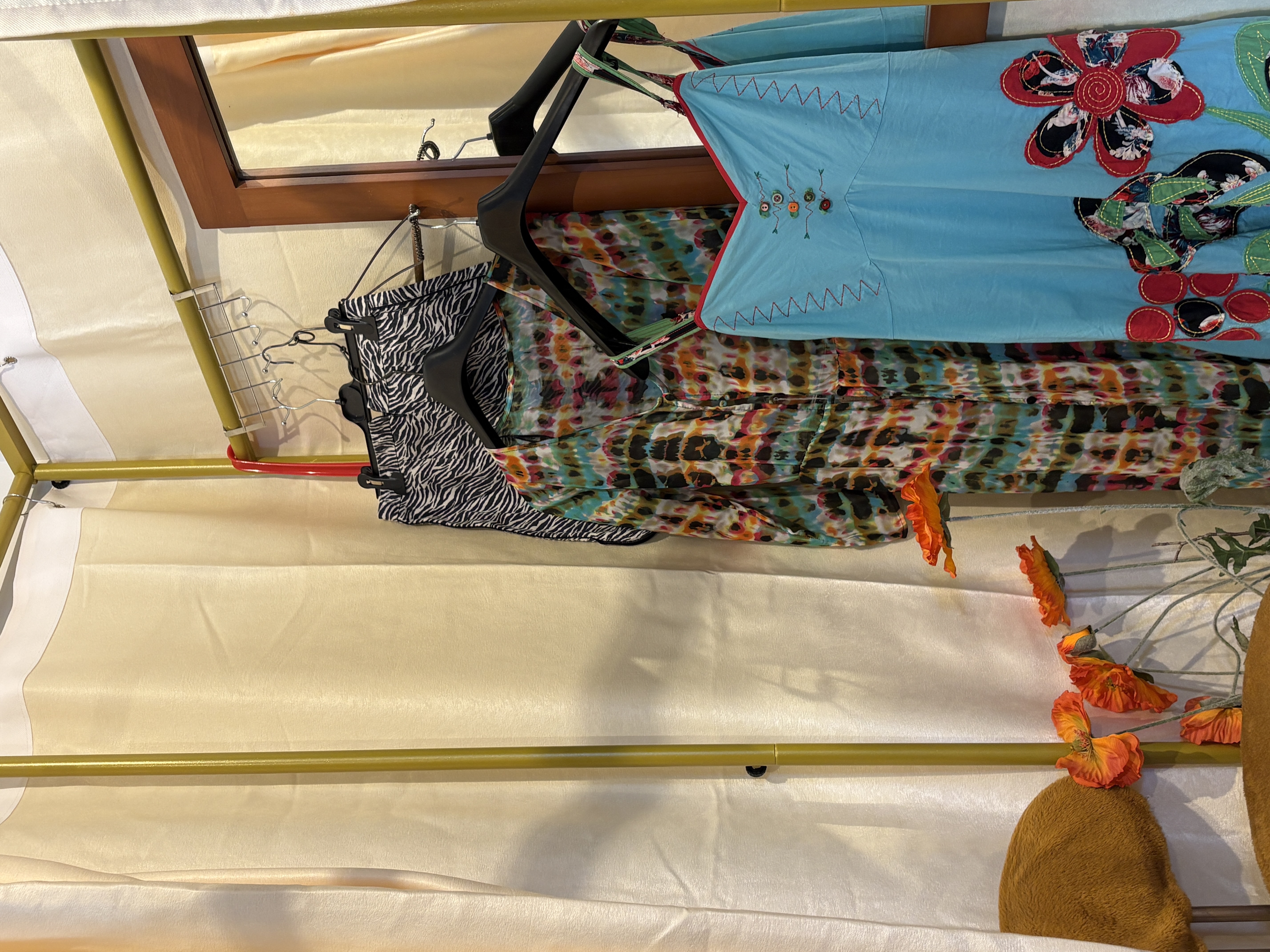 Vêtements chinés sur le portant de la boutique